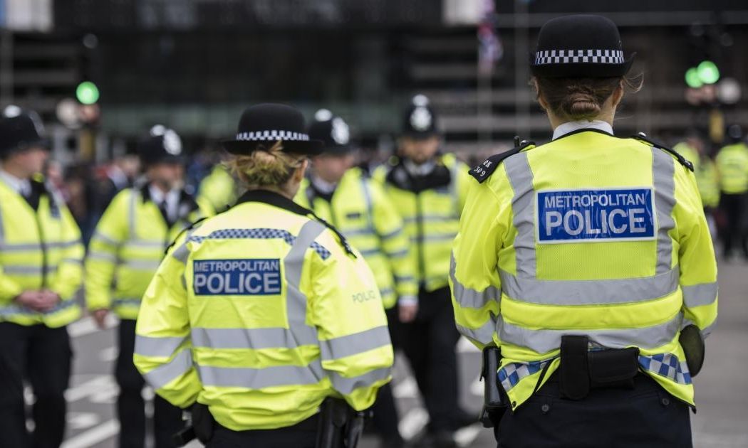 Βρετανία: Μόνο ένας άνδρας θεωρείται ύποπτος από την αστυνομία για την επίθεση σε τρένο