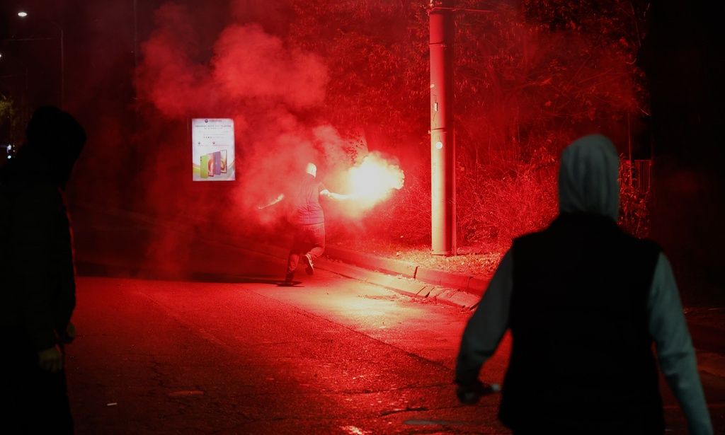 Σερβία: Επεισόδια μπροστά από το κοινοβούλιο – Απεργία πείνας από μητέρα θύματος στο Νόβι Σαντ