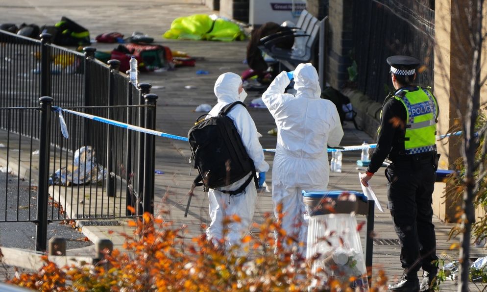 Βρετανία: Εργαζόμενος ήρωας «έσωσε ζωές» κατά την επίθεση στο τρένο – Κρίσιμη η κατάστασή του