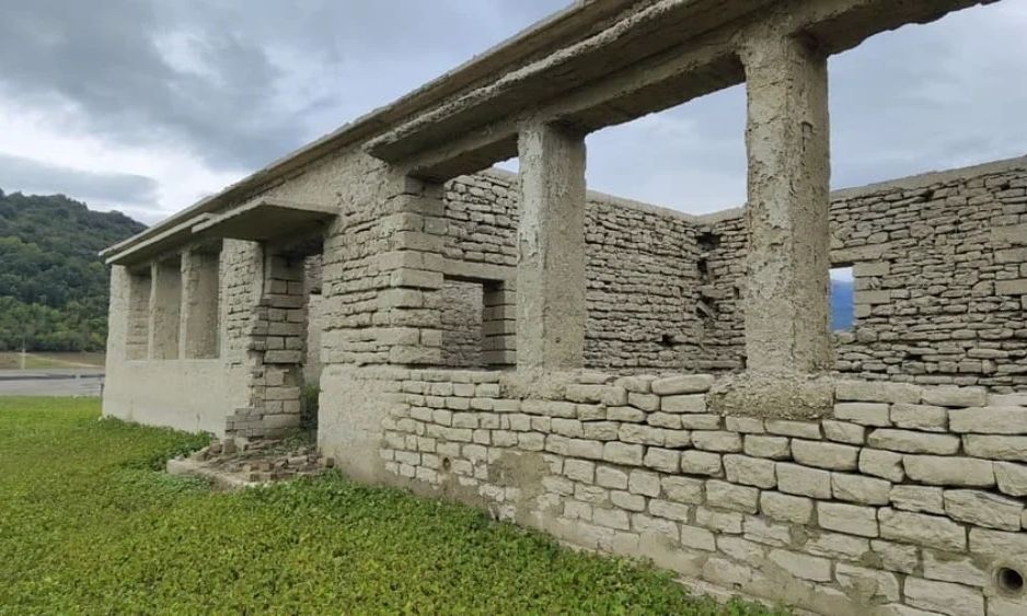 Άρτα: Στην επιφάνεια ξανά ο Φαγός, ο βυθισμένος οικισμός στη Λίμνη Πουρναρίου