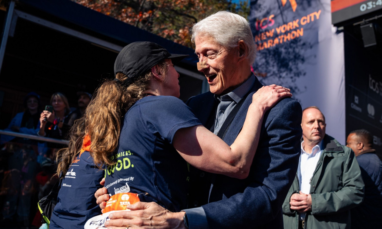 Μυστηριώδης τραυματισμός για τον Μπιλ Κλίντον: Εμφανίστηκε με επίδεσμο στη μύτη σε δημόσια εκδήλωση