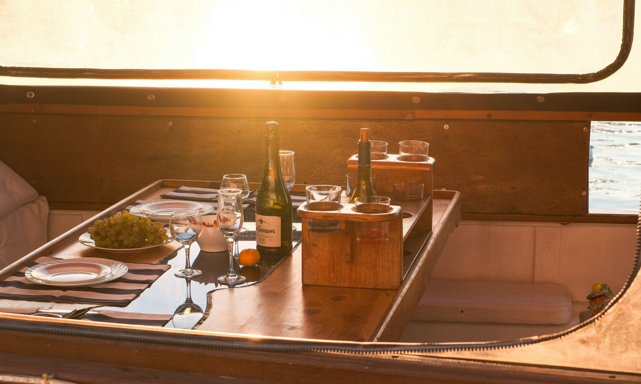 Χειροπέδες σε 37χρονο για διακίνηση μεταναστών με «βιτρίνα» πάρτι σε πολυτελή σκάφη