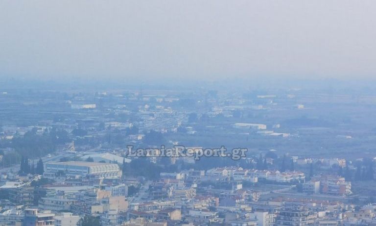 «Παγιδευμένη» στους καπνούς η Λαμία: Απόκοσμες εικόνες σε Άγιο Λουκά και Προφήτη Ηλία