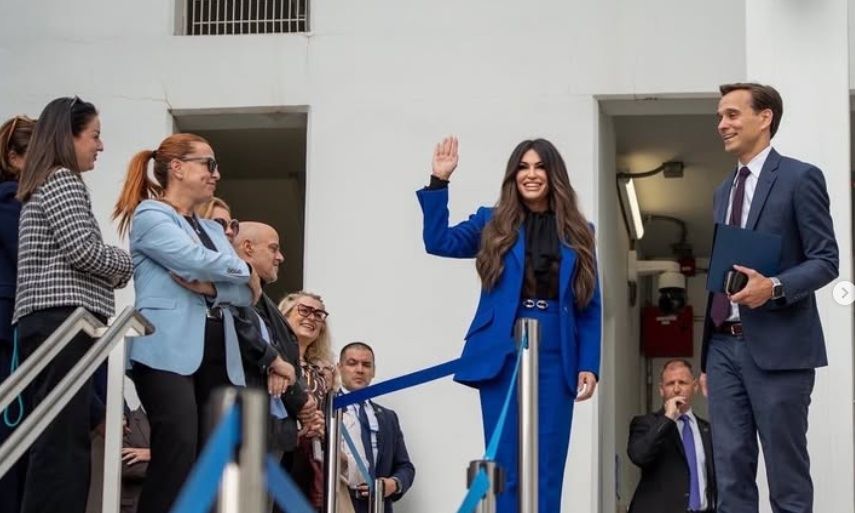 Σήκωσε τα μανίκια της η νέα πρεσβευτής των ΗΠΑ στην Αθήνα