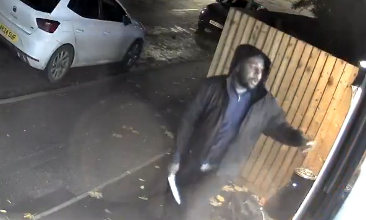 Βρετανία: Η σοκαριστική στιγμή που άνδρας εισβάλει σε κομμωτήριο με μαχαίρι – Δείτε βίντεο