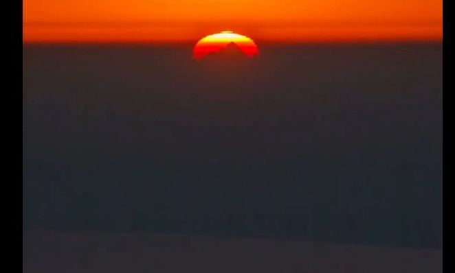 Απίθανη λήψη: Φωτογράφος έπιασε την «πράσινη ακτίνα» την ώρα που έδυε ο ήλιος