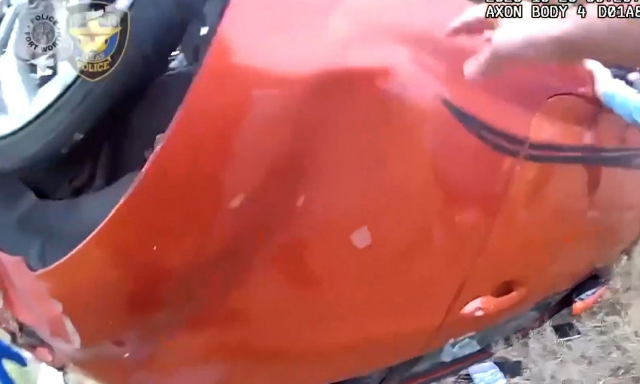 Τέξας: Αστυνομικοί απεγκλώβισαν βρέφος από αυτοκίνητο που ανετράπη – Το συγκλονιστικό βίντεο