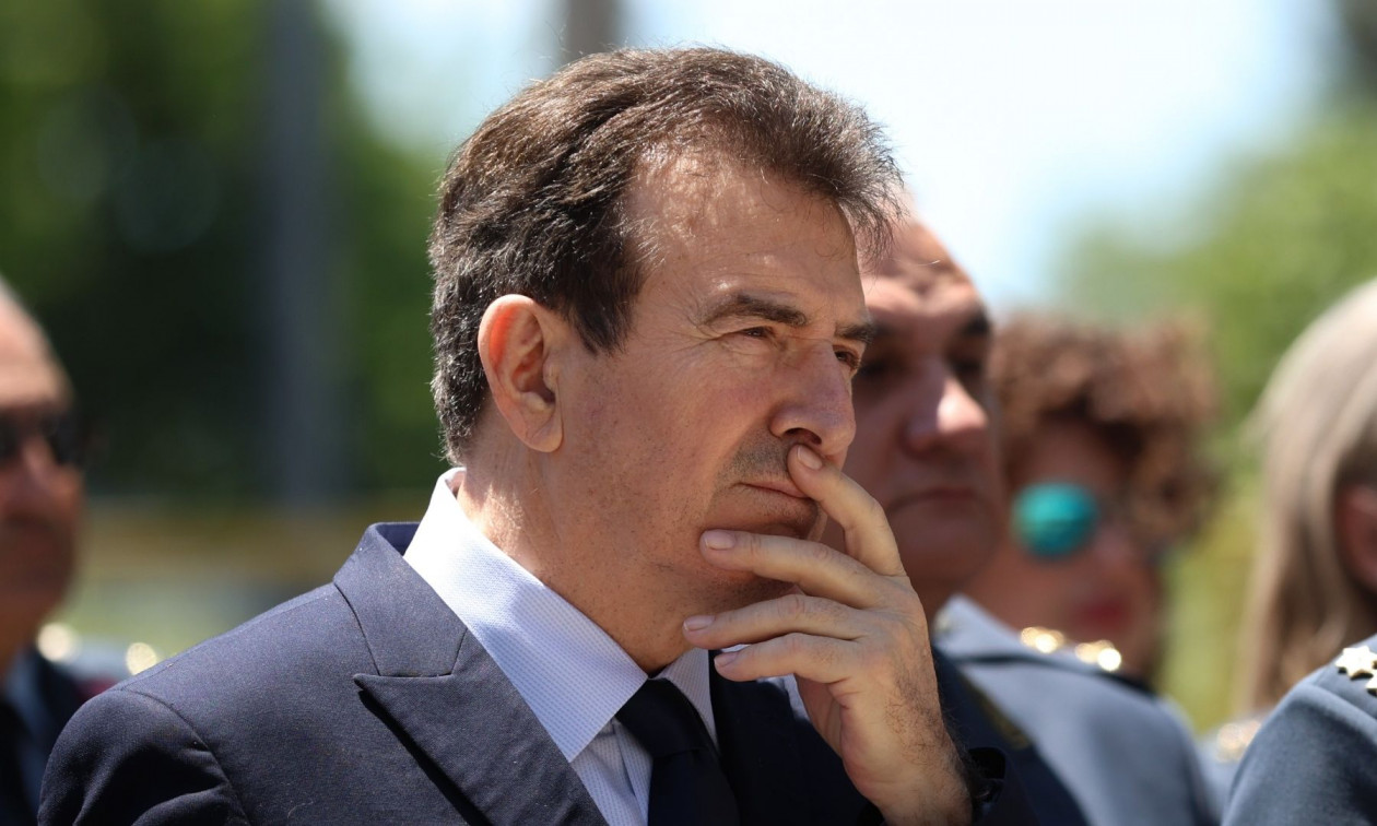 Χρυσοχοϊδης για όπλα: «Παραείναι χαλαρή η νομοθεσία» – Προανήγγειλε αυστηροποίηση