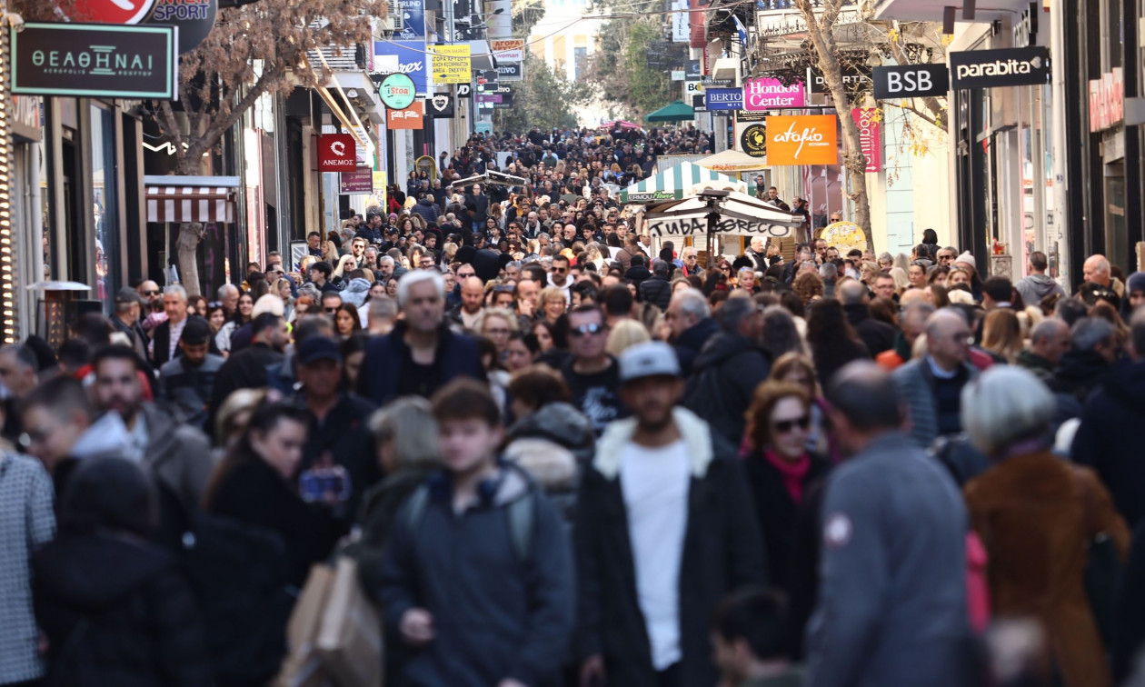 ΙΟΒΕ: Μικρή βελτίωση για την οικονομία, αλλά οι καταναλωτές παραμένουν επιφυλακτικοί