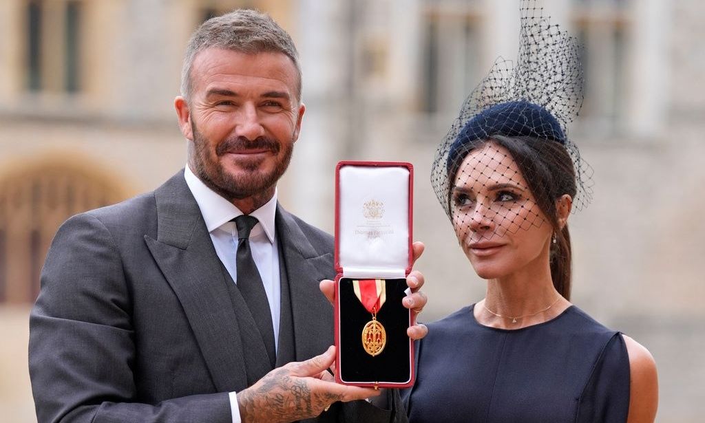 Ο Ντέιβιντ Μπέκαμ χρίστηκε ιππότης από τον βασιλιά Κάρολο – Βίντεο