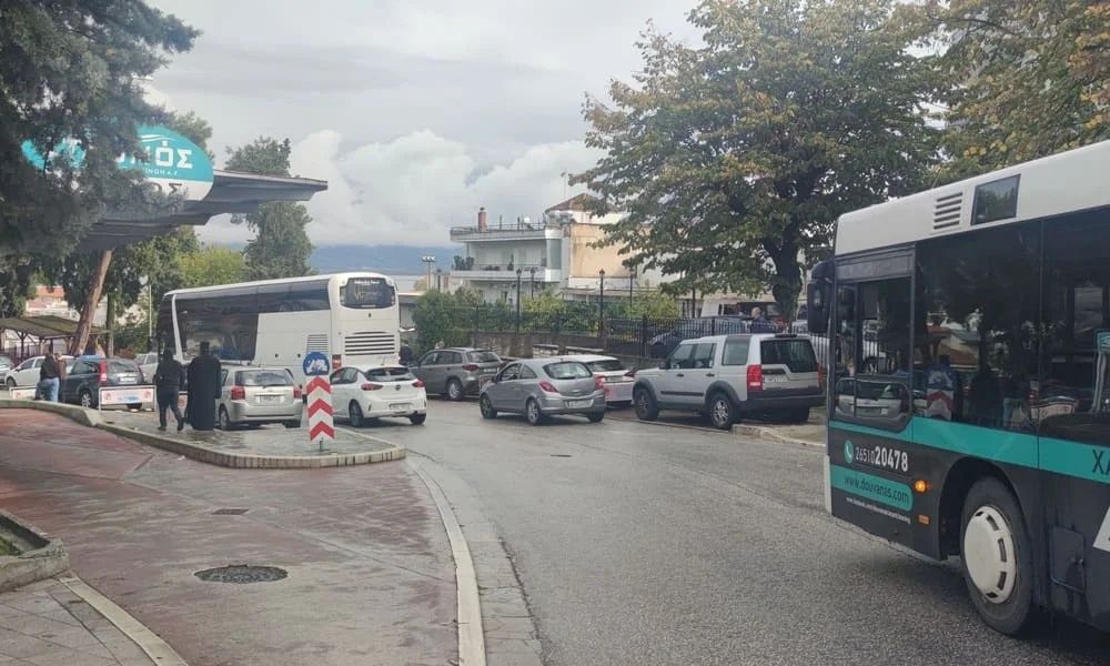 Ιωάννινα: Τουριστικό λεωφορείο εγκλωβίστηκε λόγω πεζογέφυρας – Κυκλοφοριακό κομφούζιο