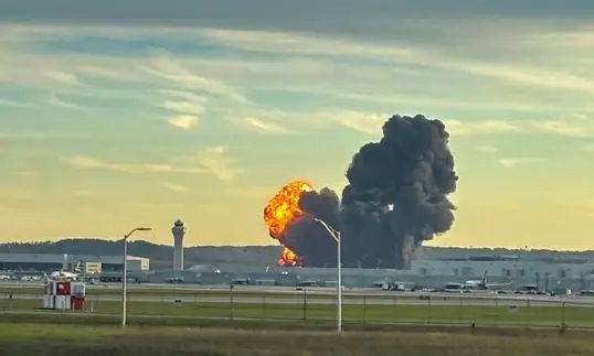 Λούιβιλ: Η στιγμή της συντριβής αεροσκάφους μεταφορών – Τουλάχιστον 7 νεκροί και 11 τραυματίες