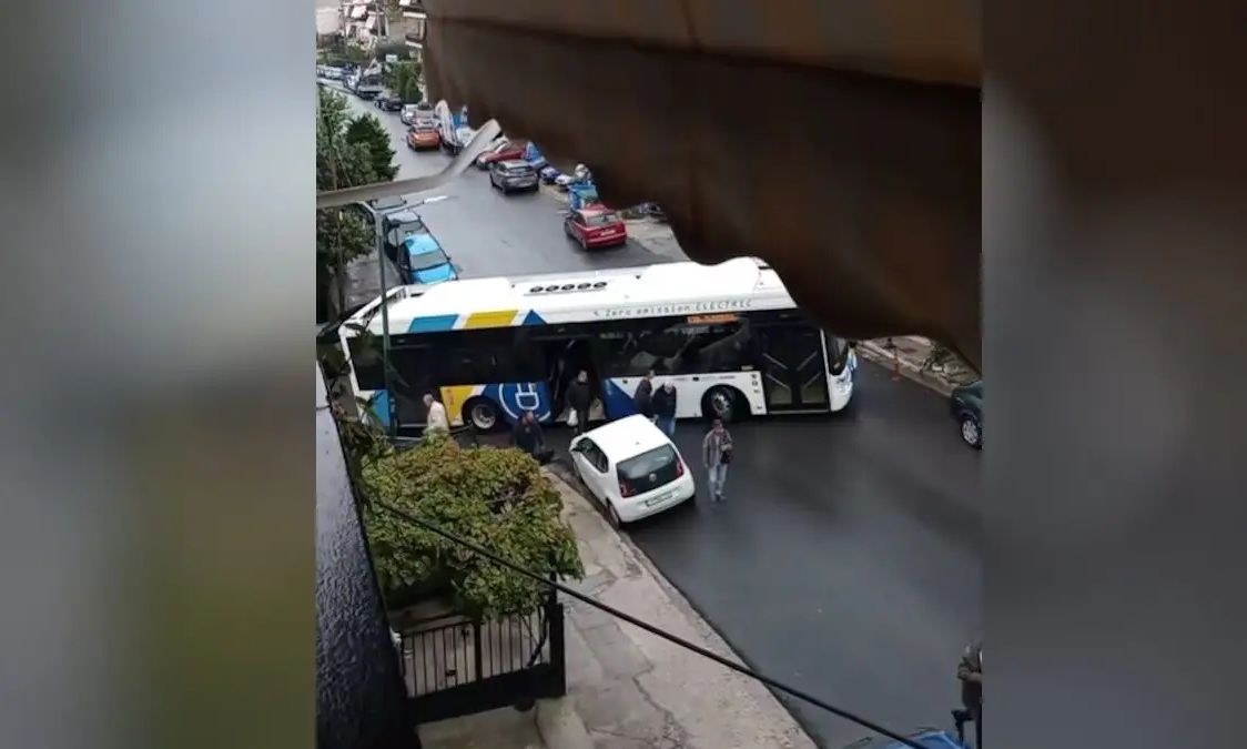 Λεωφορείο «εγκλωβίστηκε» εξαιτίας παρκαρισμένου αυτοκινήτου – Με τα πόδια συνέχισαν οι επιβάτες