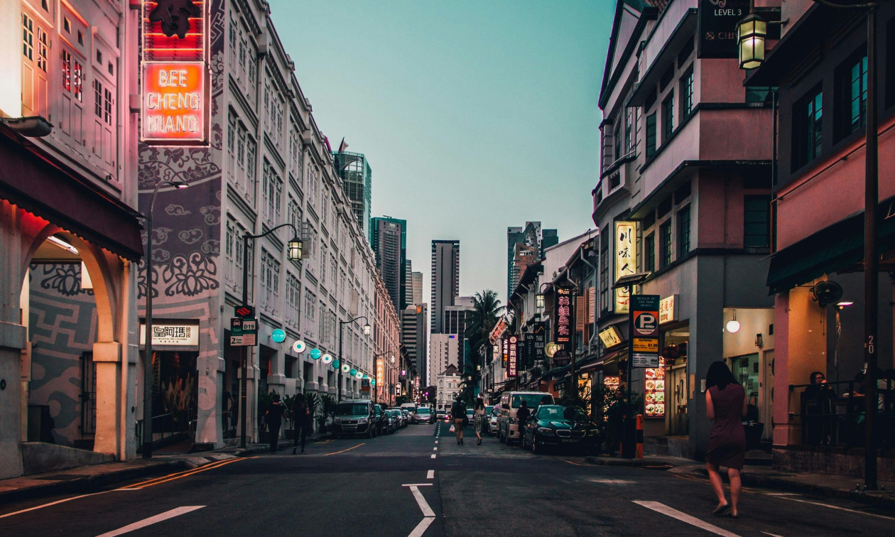 Με μαστίγωμα θα τιμωρεί η Σιγκαπούρη τους απατεώνες – Τι ορίζει ο νέος νόμος