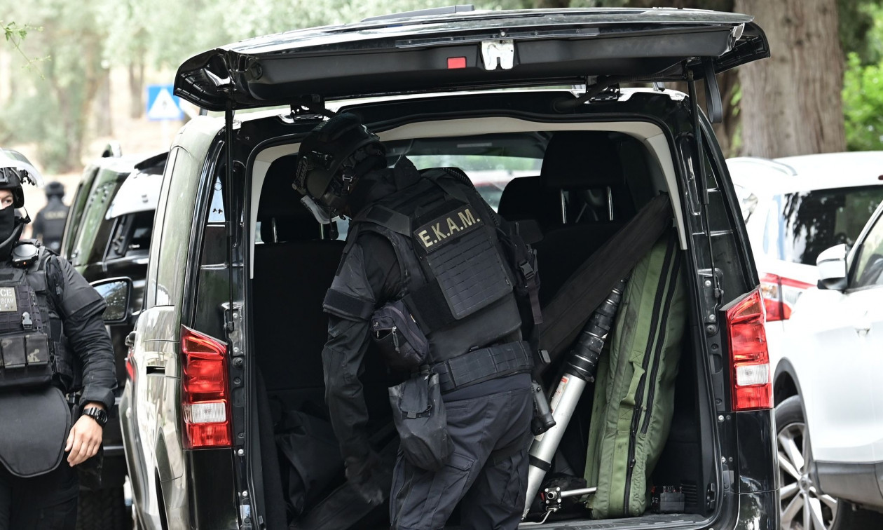 Ηράκλειο: Έφοδος της ΕΚΑΜ σε Airbnb για ναρκωτικά – O ένοικος επιχείρησε να φύγει από τον φωταγωγό