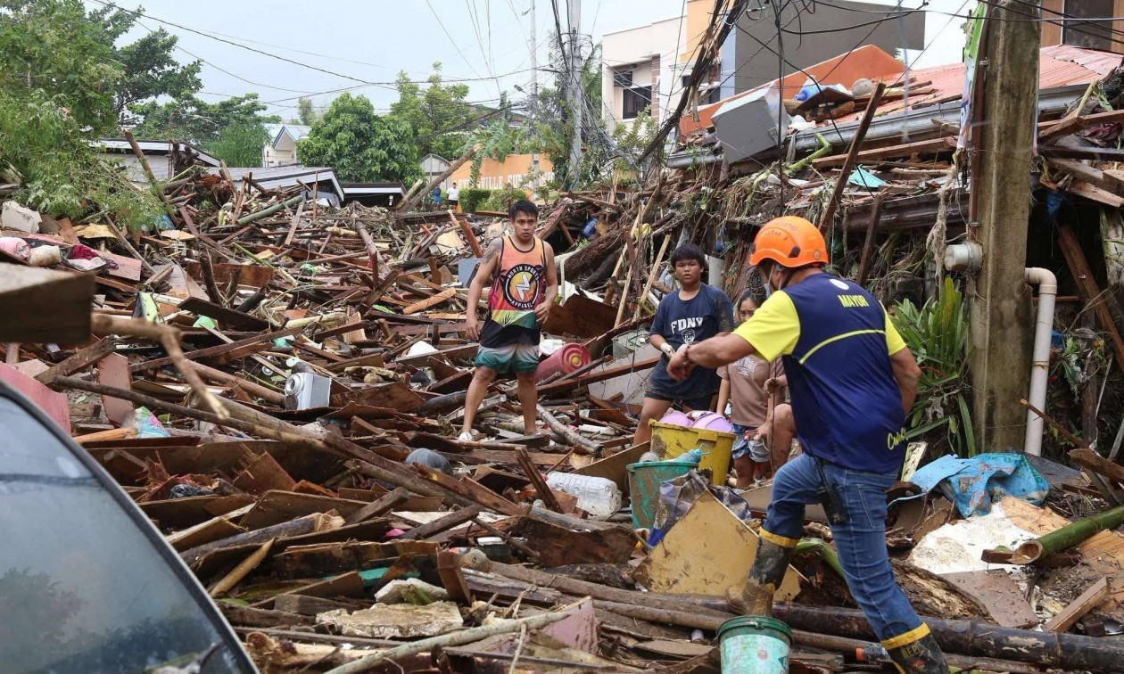 Θρήνος στις Φιλιππίνες: Τους 140 έφτασαν οι νεκροί του τυφώνα Καλμαέγκι