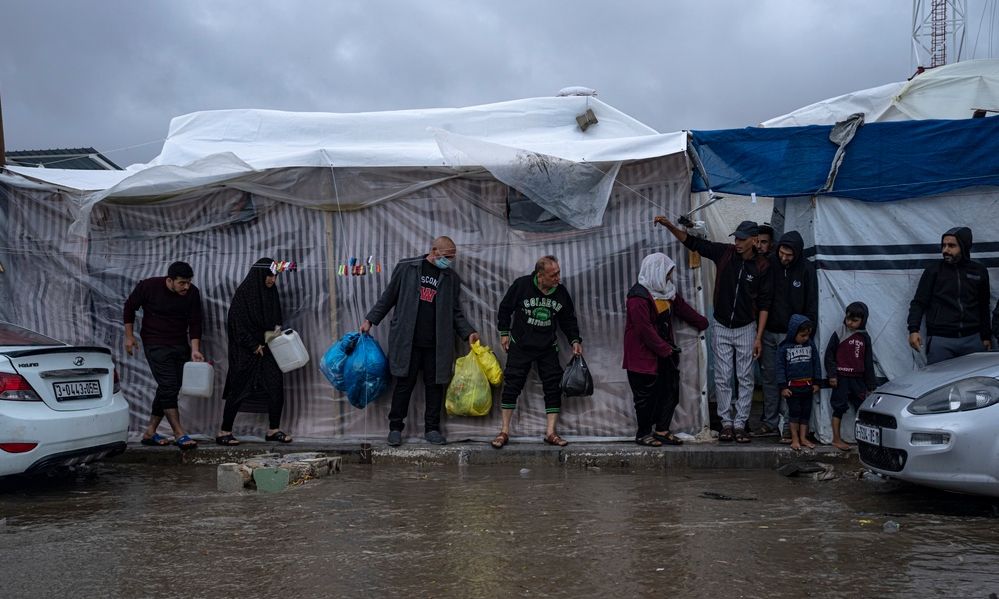 O εφιαλτικός χειμώνας στη Γάζα: «Είναι τρομερό. Δεν έχουμε σκηνές, νερό, φαγητό, ούτε χρήματα»
