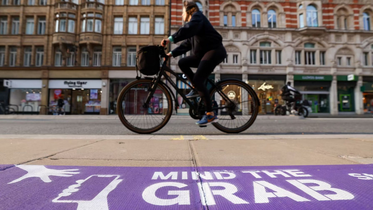 Μάστιγα οι κλοπές κινητών στο Λονδίνο – Πώς μια κίνηση της αστυνομίας εξόργισε τους κατοίκους