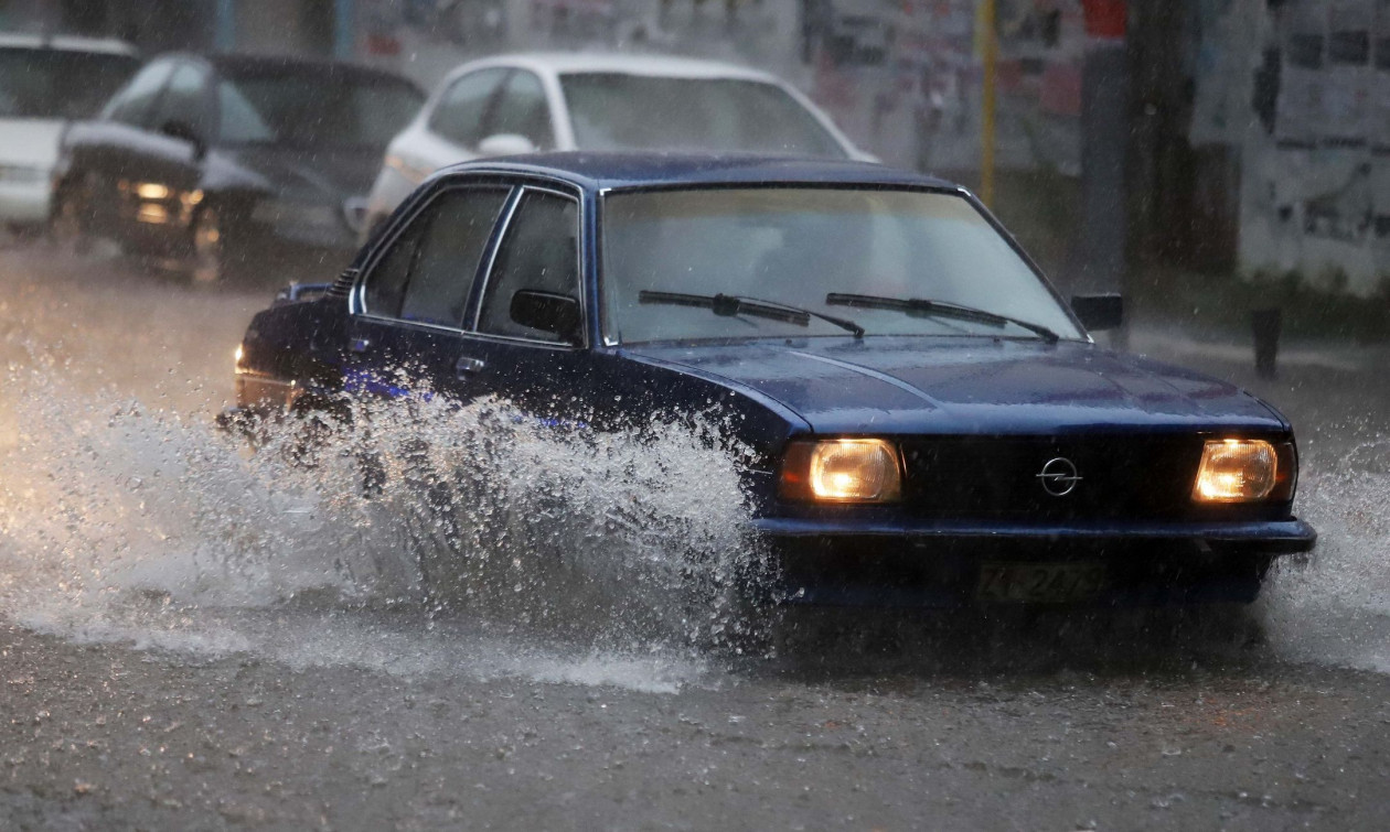 Στο «έλεος» της κακοκαιρίας η Κρήτη: «Ποτάμι» οι δρόμοι σε Ηράκλειο και Χανιά – Βίντεο