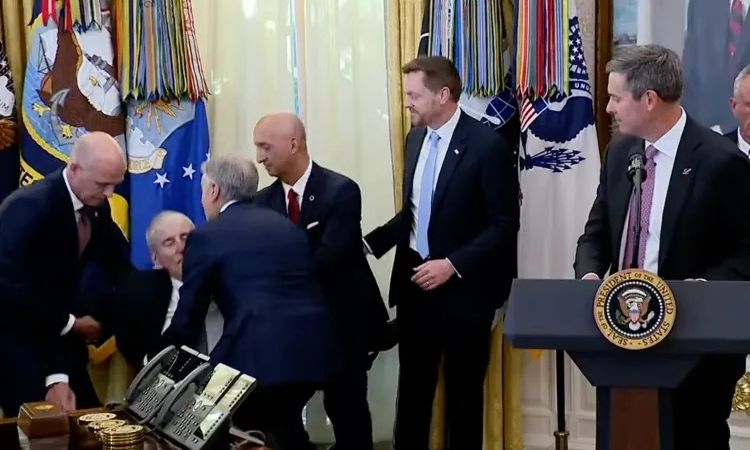 Λευκός Οίκος: Η στιγμή που άνδρας καταρρέει μπροστά στον Ντόναλντ Τραμπ