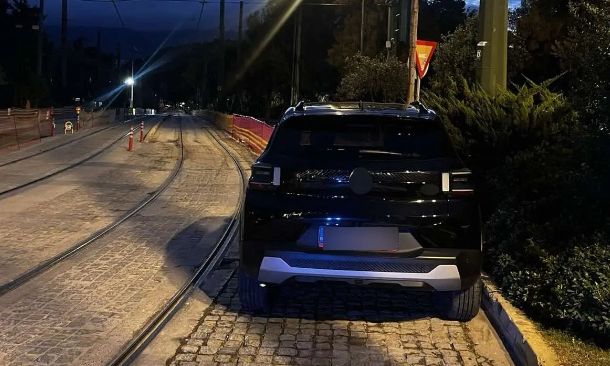 «Πάρκαρε» το αυτοκίνητο του στις ράγες του τραμ στο κέντρο της Αθήνας