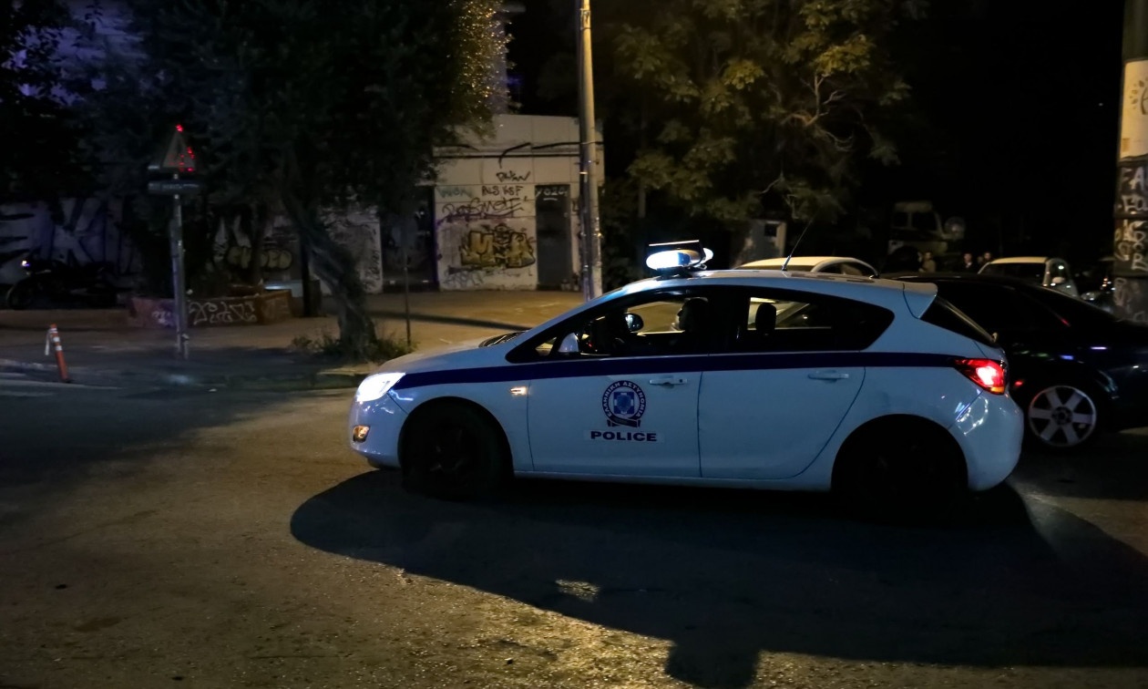 Θρίλερ στη Βοιωτία: Άνδρας βρέθηκε απανθρακωμένος και δεμένος με χειροπέδες σε κλεμμένο ΙΧ