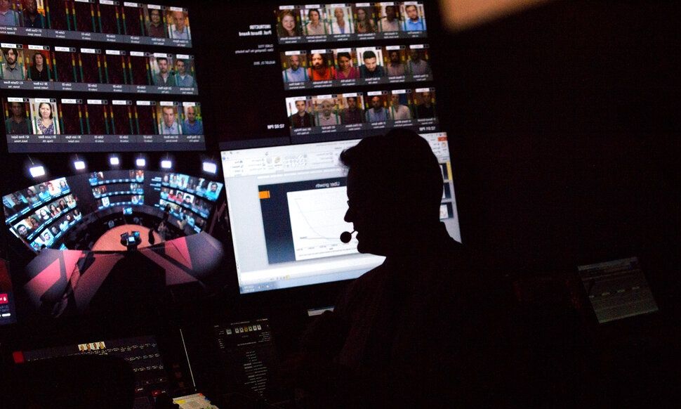 Σουηδία: Ριάλιτι σταρ κατηγορείται ότι βίασε πάνω από 200 φορές τη θετή κόρη του