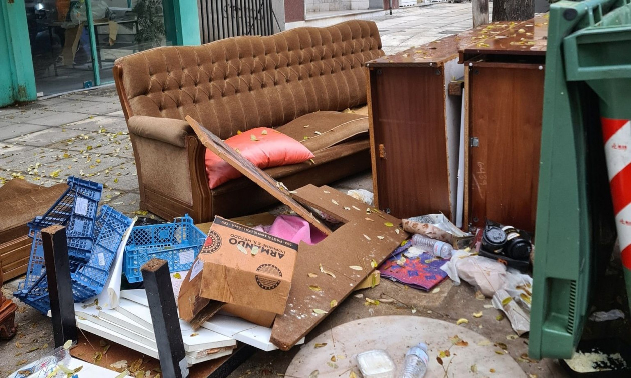 Θεσσαλονίκη: Τον έπιασαν να αφήνει ογκώδη και μπάζα σε πεζοδρόμιο και τον συνέλαβαν!