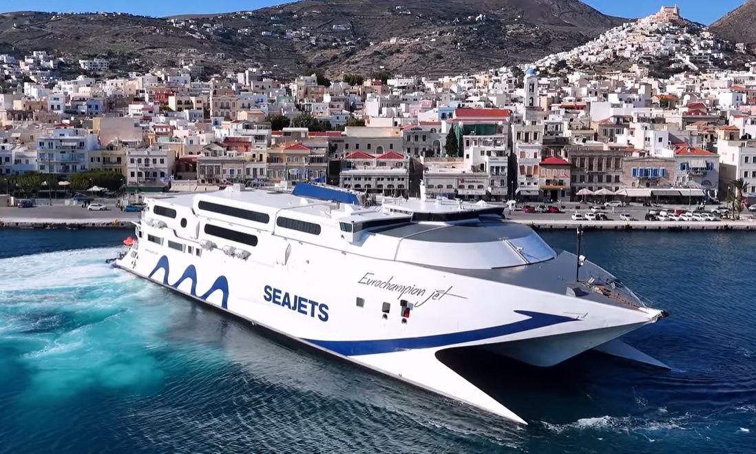 Σύρος: Εντυπωσιακό τρίλεπτο ρεμέτζο του Eurochampion Jet και ταχύτατη αναχώρηση – Δείτε βίντεο