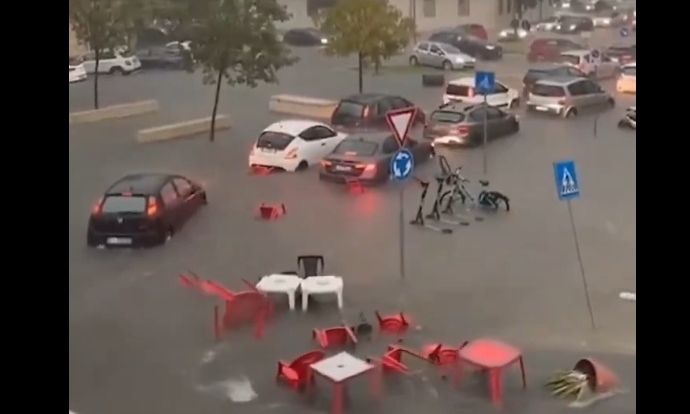 Οι Συρακούσες έγιναν «λίμνη» – Σαρωτικές καταιγίδες πλημμύρισαν τους δρόμους με τραπεζοκαθίσματα