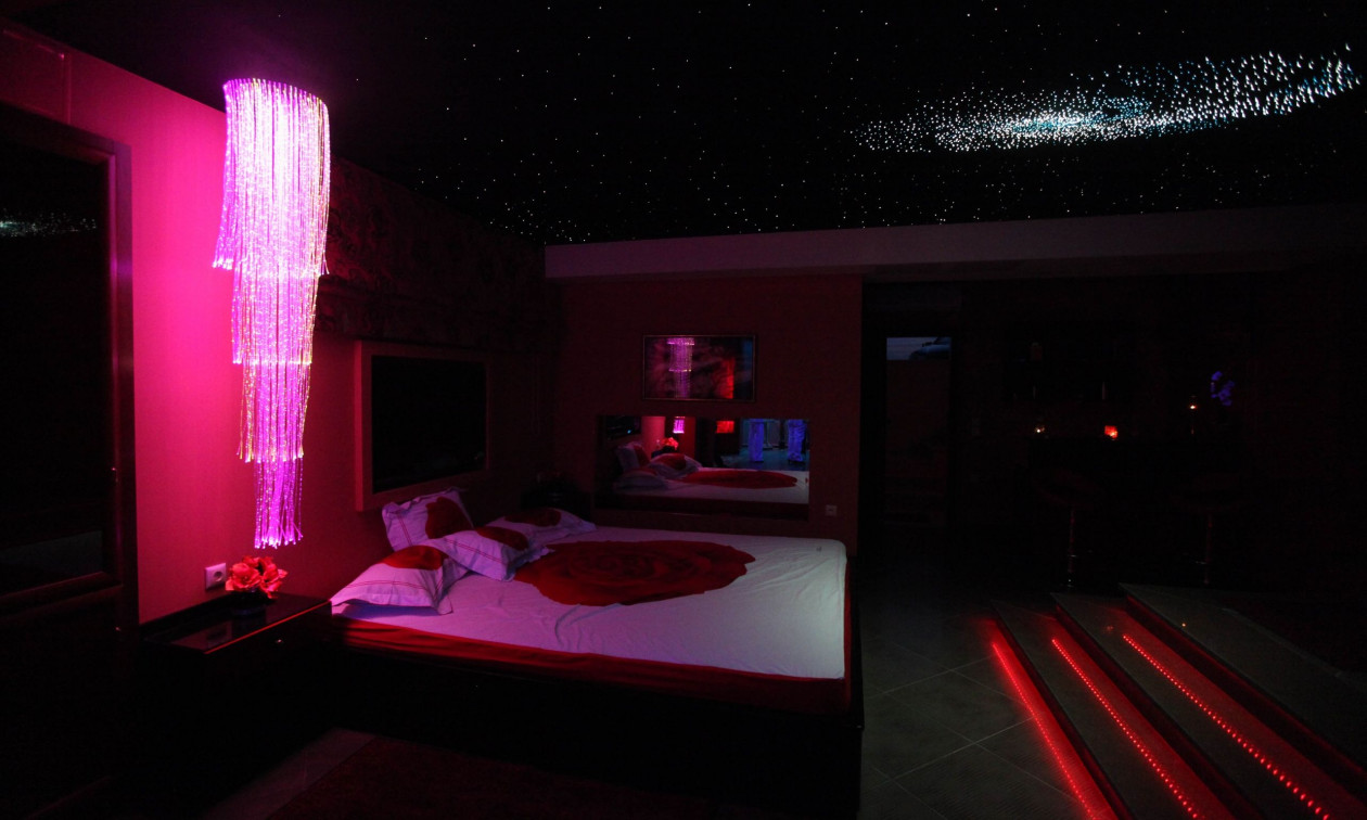 Έφοδοι της ΕΛ.ΑΣ. σε οίκους ανοχής στην Αθήνα για τον εντοπισμό θυμάτων trafficking