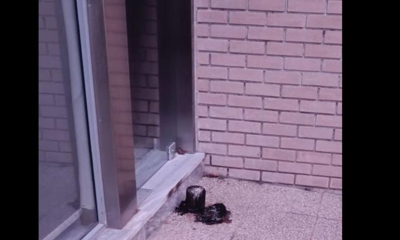 Καμένο γκαζάκι έξω από τα γραφεία της ιστοσελίδας της Ομάδας Αλήθειας