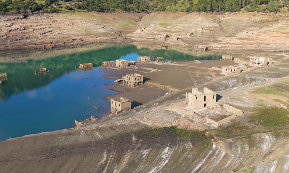 Η λίμνη του Μόρνου στερεύει, το Κάλλιο επιστρέφει στην επιφάνεια – Δείτε το εντυπωσιακό βίντεο