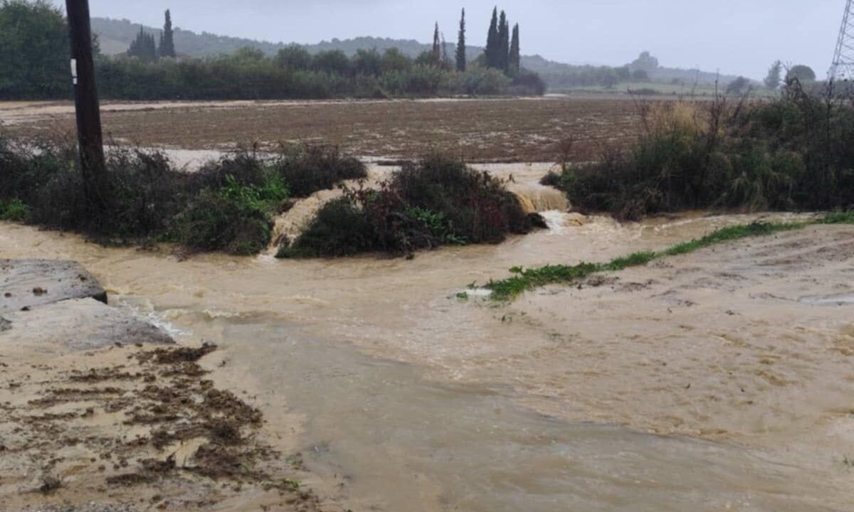 Κακοκαιρία: «Ποτάμια» λάσπης στο Αγρίνιο – Προβλήματα σε δρόμους, πλημμύρισαν χωράφια