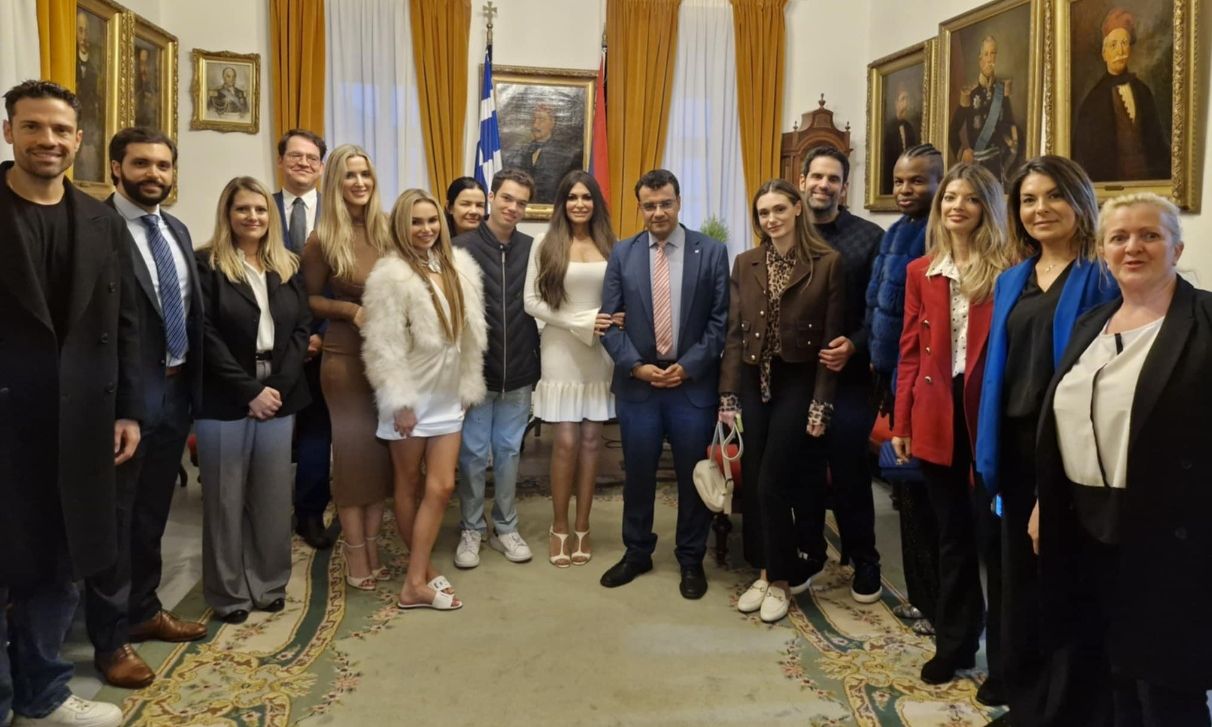 Η Κίμπερλι Γκιλφόιλ έλαβε τιμητικό μετάλλιο από τον Δήμο Ύδρας – Παρών και ο Κωνσταντίνος Αργυρός