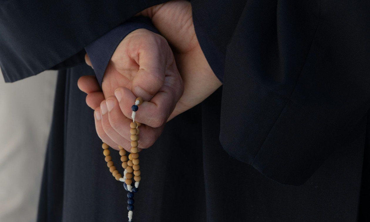 Μοναχός συνελήφθη με 2 κιλά κοκαΐνη – Βρέθηκαν σε βαλίτσα στη Ρόδο