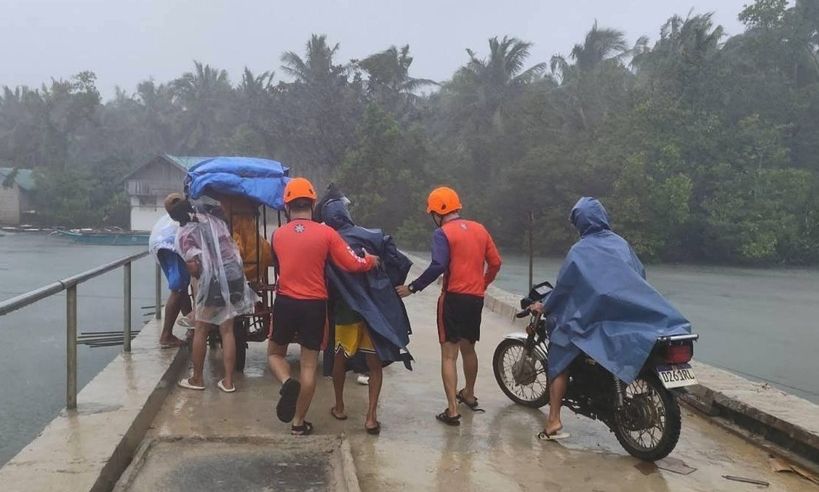 Φιλιππίνες: Υπερτυφώνας απειλεί το νησί – Οι κάτοικοι δένουν με σχοινιά τα σπίτια τους – Βίντεο