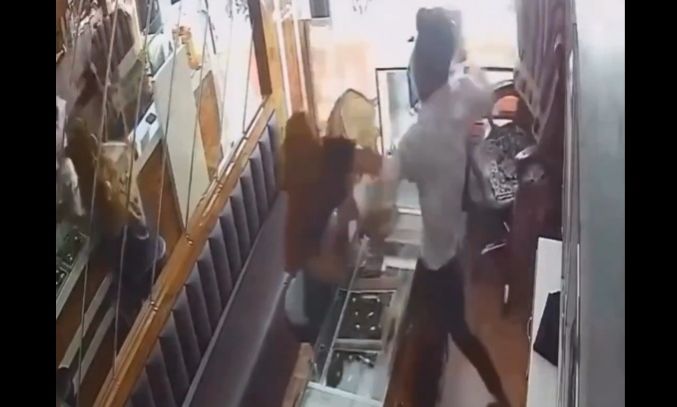 Viral βίντεο: Απόπειρα ληστείας με σκόνι τσίλι – 17 χαστούκια σε 20 δευτερόλεπτα