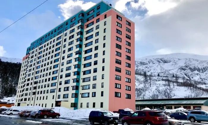 Αλάσκα: Εκεί όπου μία ολόκληρη πόλη ζει κάτω από την ίδια στέγη