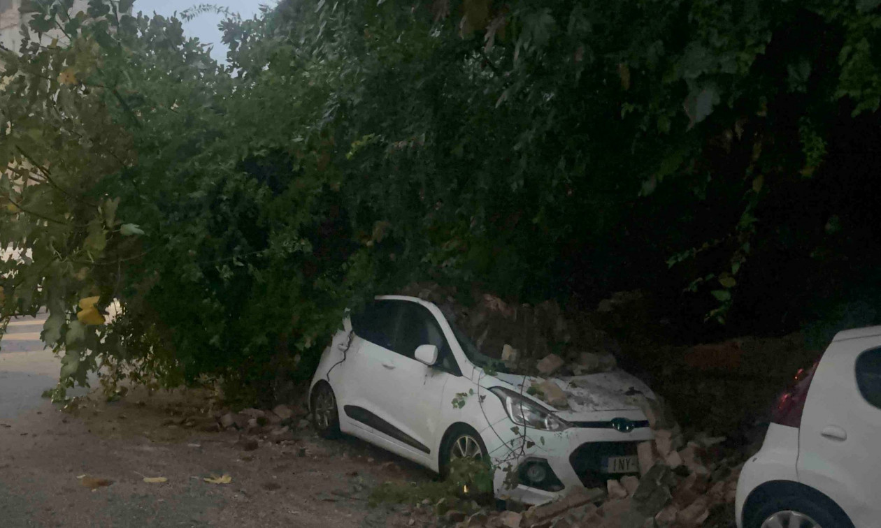 Κακοκαιρία: Καταιγίδες πλήττουν την Κέρκυρα – Κατέρρευσε τοιχίο και καταπλάκωσε αυτοκίνητα