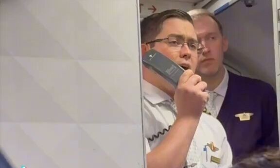 Πιλότος αρπάζει το τηλέφωνο της καμπίνας & εκφωνεί συγκλονιστική ομιλία – «Δεν φεύγουμε, εκτός αν…»