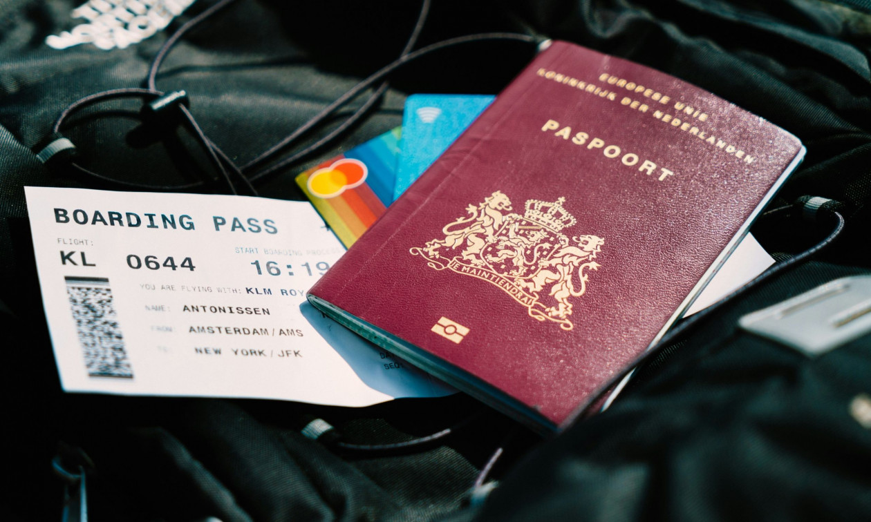 Οι αεροπορικές εταιρείες παγκοσμίως επιβάλλουν νέο φόρο – Αυξήσεις στα εισιτήρια