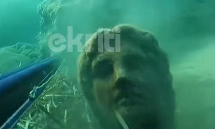 Κρήτη: Ψαροντουφέκας ανακάλυψε εντυπωσιακό άγαλμα στον βυθό