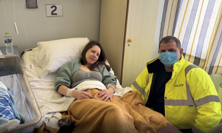 Μεσσηνία: Αστυνομικός μετέφερε στο νοσοκομείο ετοιμόγεννη που ήταν εγκλωβισμένη στην κακοκαιρία