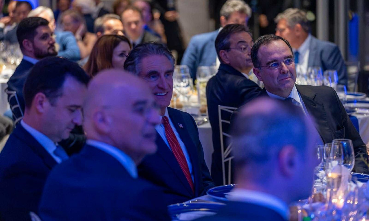 Δείπνο προς τιμήν των υπουργών των ΗΠΑ, Νταγκ Μπέργκαμ και Κρις Ράιτ από τον Θοδωρή Κυριακού