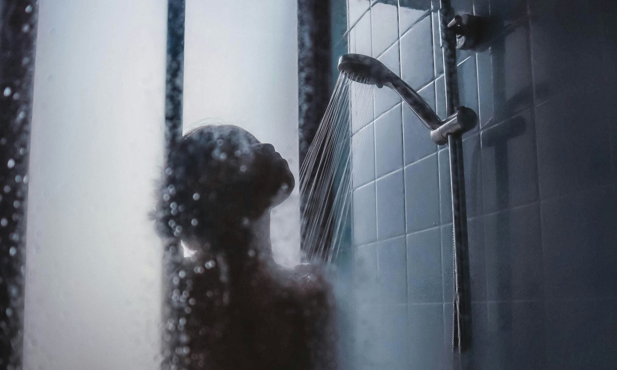 Dark showering: Το νέο trend για να βελτιώσετε την ποιότητα του ύπνου σας