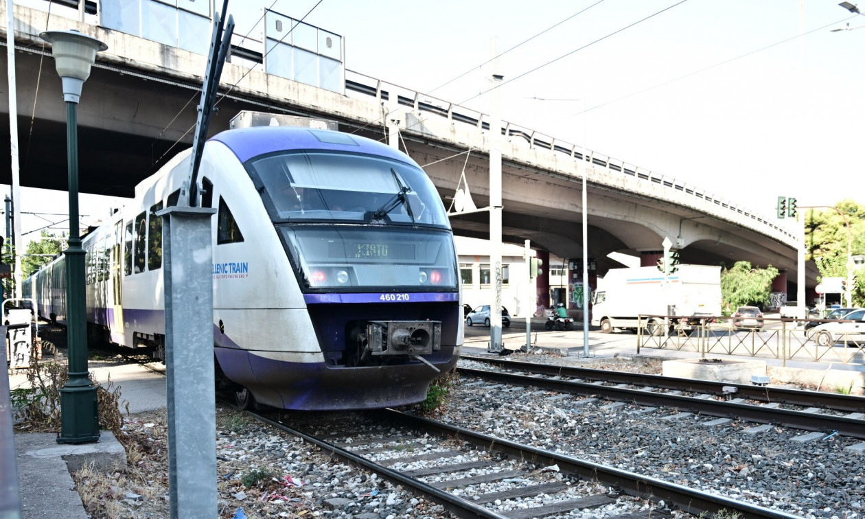 Συρμός του προαστιακού συγκρούστηκε με δίκυκλο που πέρασε παράνομα τη διάβαση της Λένορμαν