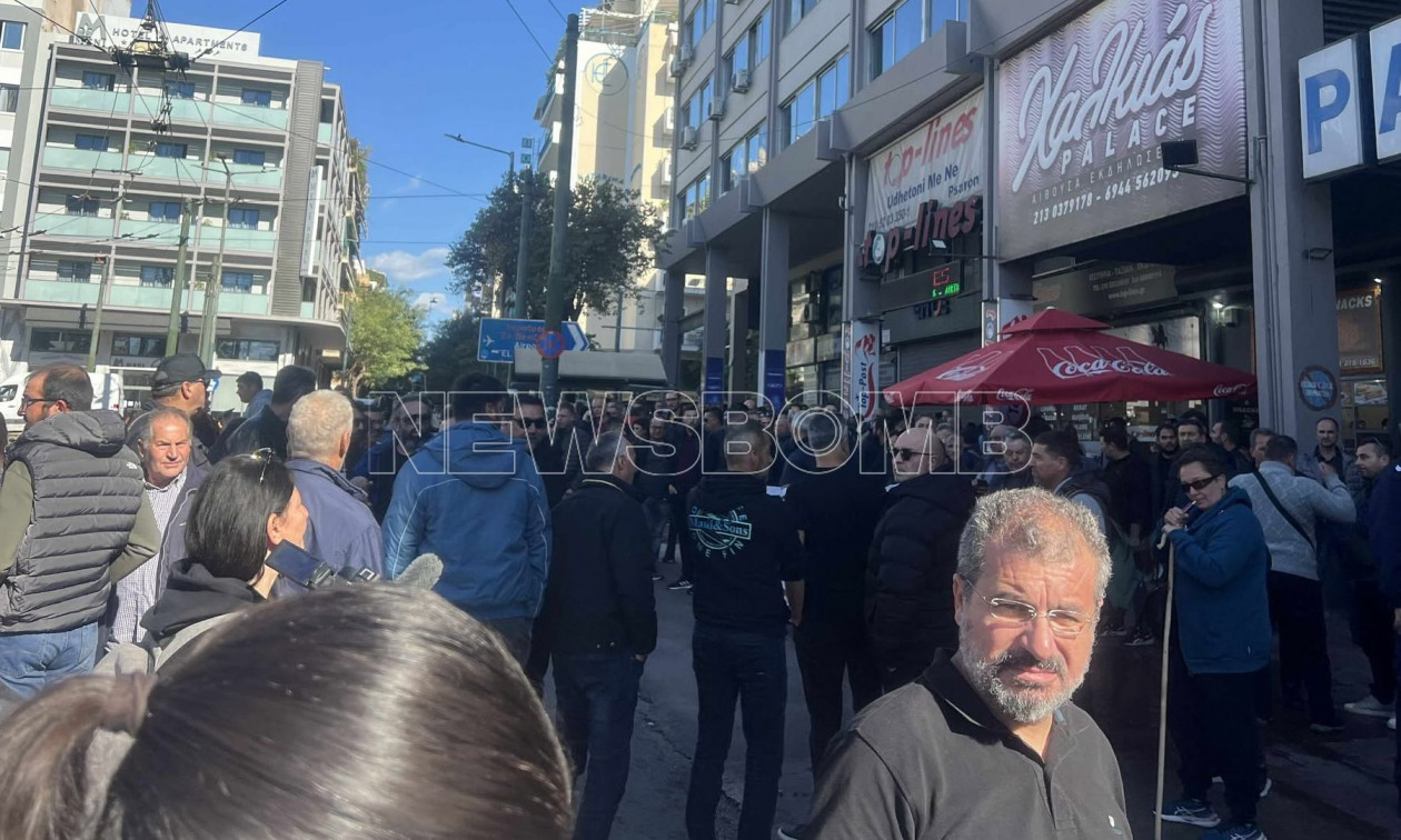 Πλήθος αγροτών στην προσυγκέντρωση στην πλατεία Καραϊσκάκη