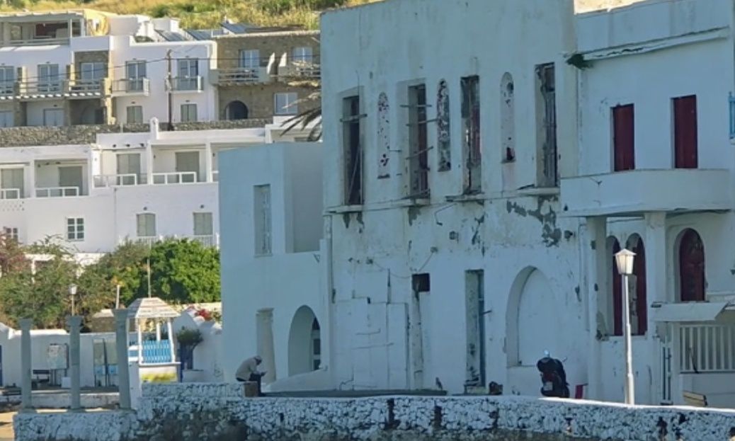 ΕΛΤΑ: Ακίνητο-φιλέτο στη Μύκονο μένει ανεκμετάλλευτο και ρημάζει – Αξίας πάνω από 10 εκατ. ευρώ