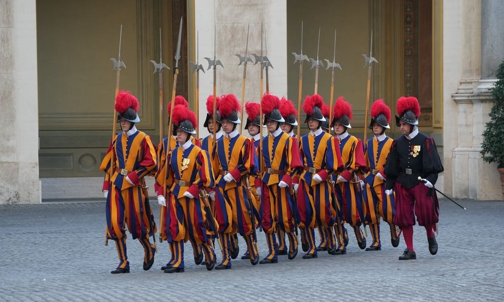Φρουρός της Ελβετικής Φρουράς του Βατικανού έφτυσε περιφρονητικά Εβραίες – Έρευνα για την καταγγελία